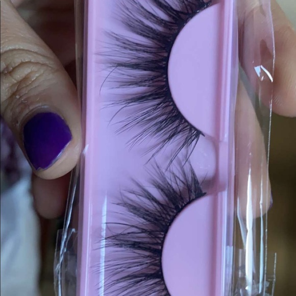 Lashes - Picture 2 of 8